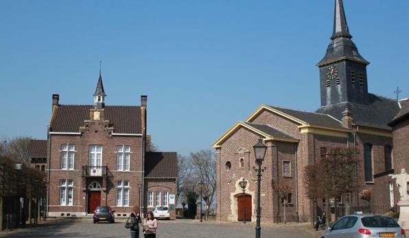 Deze weg mag je 150 m inrijden. Rechts zie je nu de jachthaven van Stevensweert. Schuin rechts voor je zie je de vestingwerken van Stevensweert.