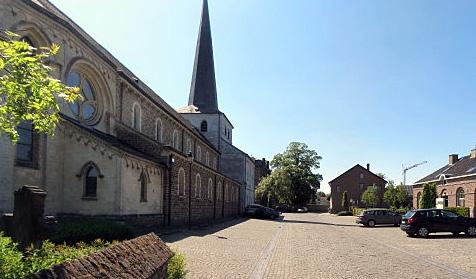 100 m einde weg rechts: Maastrichtersteenweg Bij de rotonde eerste rechts richting ziekenhuis: Burgemeester Piliplaan 19 Na ong.