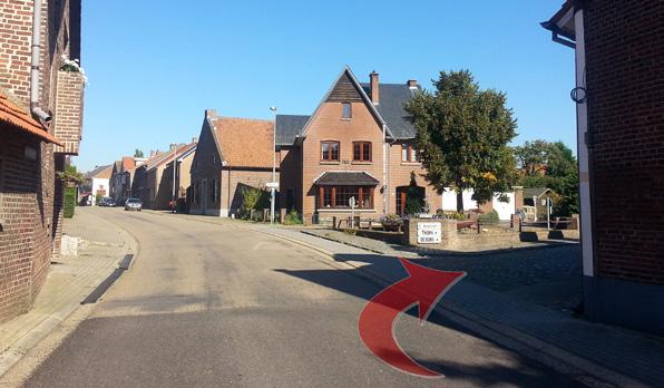 Na de bocht naar links tussen de huizen, bij het kleine pleintje met de pomp 23 het bord richting Thorn rechts volgen: Borgstraat 24 Na ong.