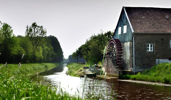 2,8 km rijd je Stramproy binnen. Links zie je de St. Jan molen. 30 Bij de kruising rechtdoor: Molenweg Na ong.