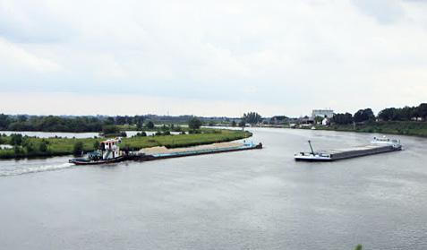 Rechts zie je de jachthaven en het fiets- en voetveer Neer- Rijkel.