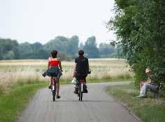 2 Algemene informatie Zo werkt het 100 km route, 4 fiets- en 9 wandeletappes Kies uit de vele etappes van de IJsselbiënnale, variërend van een fietsof wandelroute van enkele uren tot een meerdaagse