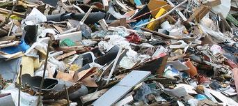 huishoudens, ruimen van woningen en of bedrijven Wel toegestaan in grof huishoudelijk afval Huisraad Plastic Kunststoffen Sloophout / afvalhout Metalen Gipshoudend