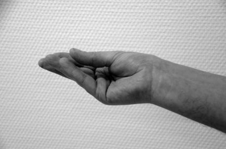 5. Raak met de duim een vingertop aan en glijdt met de duim naar de basis van de vinger en weer