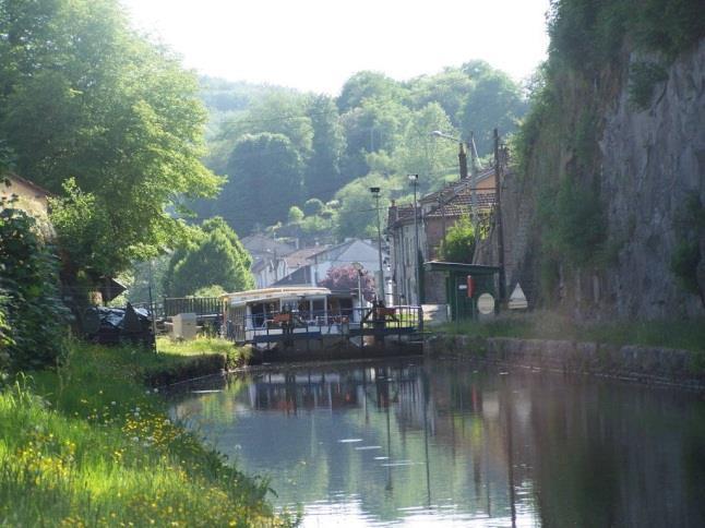 Fontenoy le Château Basis Informatie Fontenoy-le-Château is een kleine marktstad waar de rivier de Coney doorheen loopt.