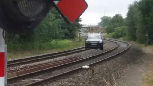 Autodieven rijden zich vast op treinspoor Betrapte autodieven die in Gijzenzele de wagen van Oosterzeels burgemeester Johan Van Durme (CD&V) probeerden te stelen, zijn op de vlucht na een