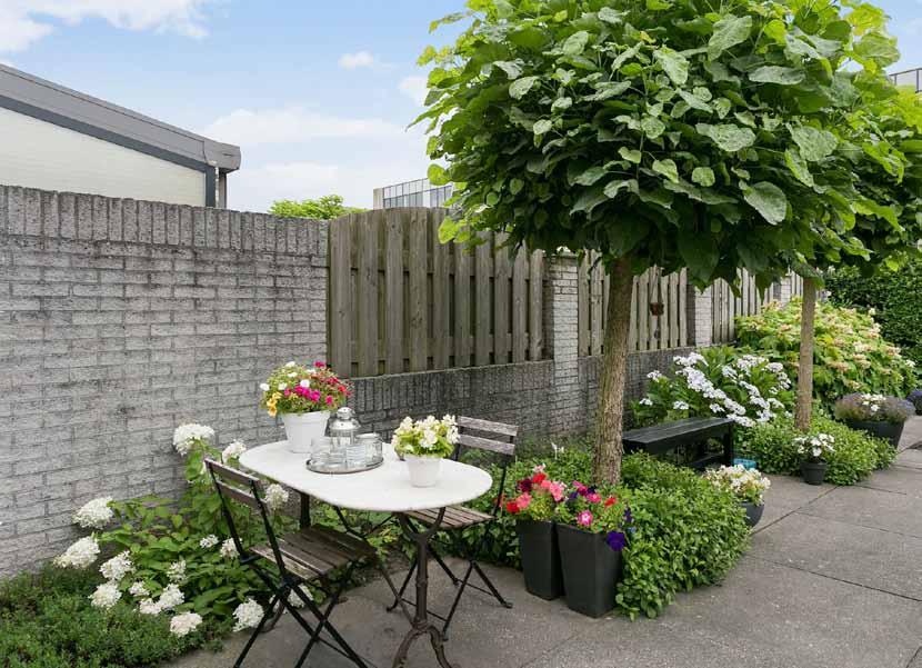 Garage: De woning beschikt over een garage, welke vanaf de tuin middels een loopdeur te bereiken is.