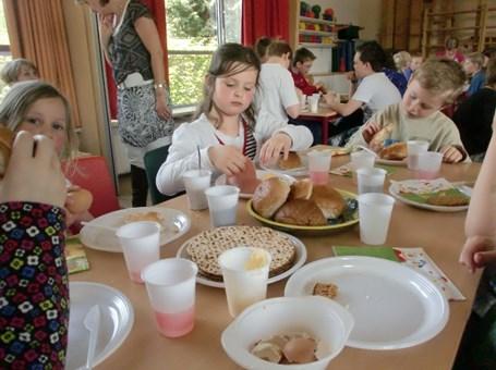 Groep8 Hugo Ik ben 12 jaar oud en zit sinds groep 2 op de Meester snel school daarvoor heb ik eerst 1 jaar op den Imenhof gezeten. Ik hou van gamen lezen en gitaar spelen.