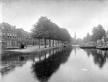 Herengracht, gezien vanaf de Grote havenbrug naar het zuiden met links de Kalvermarkt, begin 20 e eeuw [RAL GN002905].