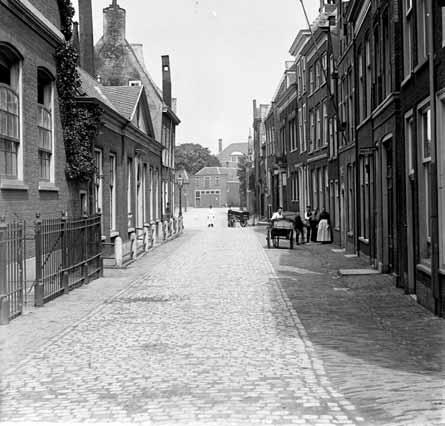 Pieterskerkstraat, gezien vanaf Pieterskerkhof naar Pieterskerkgracht, eind 19 e eeuw [RAL GN003121].