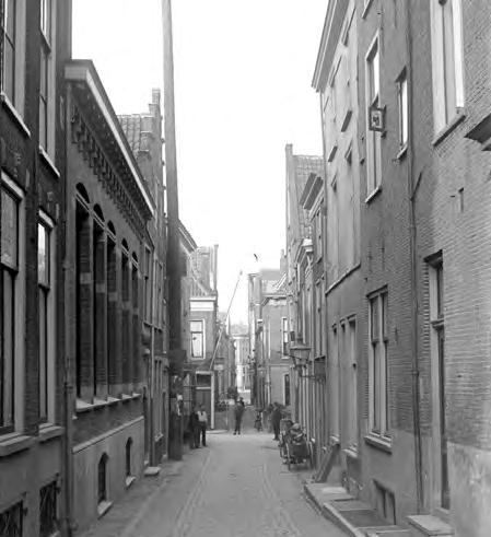 Diefsteeg, gezien van de Breestraat naar de Pieterskerkgracht, ca. 1900, H.G.A. Obreen [RAL GN000277].
