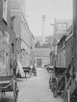 Dwarsbolwerkstraat, gezien van de Kraaierstraat naar de Bolwerkstraat, ca 1900, foto H.G.A. Obreen [RAL PBK0338].