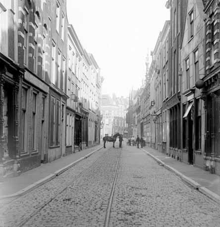 Hogewoerd, gezien vanaf de Sint Jorissteeg naar het westen met in het verschiet de kruising Breestraat en Steenschuur, eind 19 e eeuw [RAL GN002892].