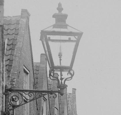 Spilsteeg, gezien vanuit de Wielmakerssteeg naar de Kraaierstraat, circa 1900, foto H.G.A.