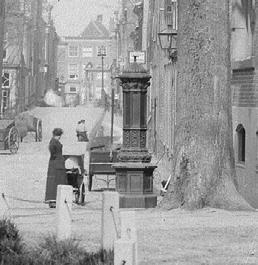 Deze gietijzeren waterpompen verdwenen weer uit het straatbeeld toen een nieuwe drinkwatervoorziening voorhanden kwam.