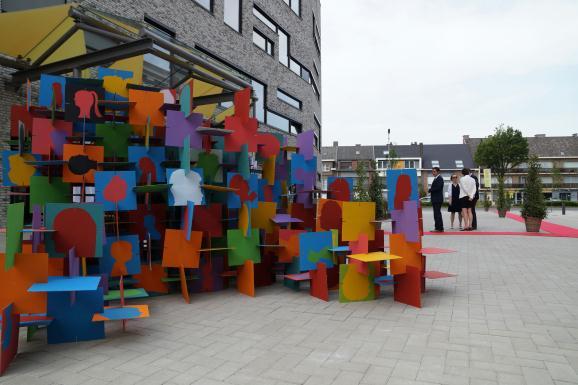 De architectuur biedt een eigentijdse uitstraling met veel glas.