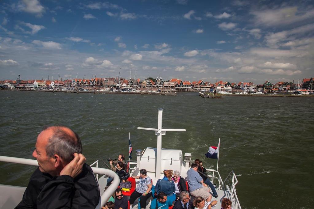 I eder zijn meug natuurlijk, maar wij wandelen liever het pad langs het IJsselmeer op, richting de uit 1839 daterende vuurtoren. Vrijwel geen mens te bekennen!