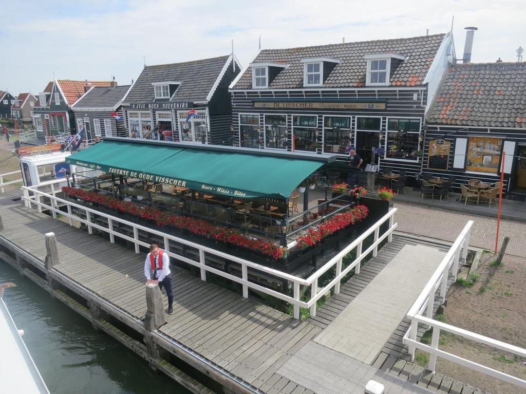 E ven verder komen we bij de vuurtoren, het Paard van Marken. Beroemd van de prachtige plaatjes van kruiend ijs in strenge winters.