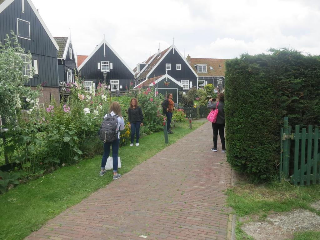 Toeristen uit de hele wereld bezoeken Marken en maken een selfie als bewijs dat ze er geweest zijn.