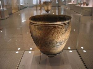 De andere bevolkingsgroep in Mesopotamië, de Akkadiërs, begon pas later te schrijven. In het eerste millennium had het spijkerschrift zich ontwikkeld tot een lettergrepenschrift met ca. 600 tekens.