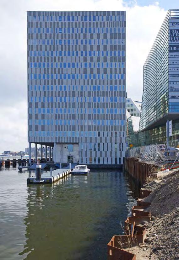 IJdock Kantoren & Waterpolitie Deze driehoekige kantoortoren, onderdeel van het IJdock-complex, is een van de gebouwen die als restvorm overbleven na het snijden van zichtlijnen uit een bouwmassa van