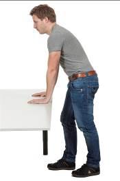 Achteruit lopen - in stand voor de tafel uw heupen naar achteren bewegen - de 2 handen blijven op de tafel (lichte steun) - maximaal tot 90 (of 120) graden Arm zijwaarts draaien - leg uw arm op een
