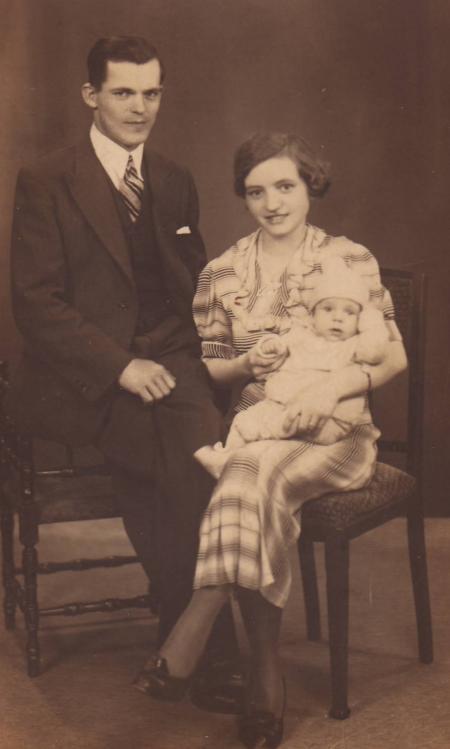 Gerrit van Wieringen(1908-1988), Maria Henrietta Kuijpers (1917-1955) en hun eerste kind, 1939. Kinderen 1 ste huwelijk: 1. Petrus Gerardus Andreas van Wieringen, geb. Blerick 4-2-1939, volgt XIVkk.