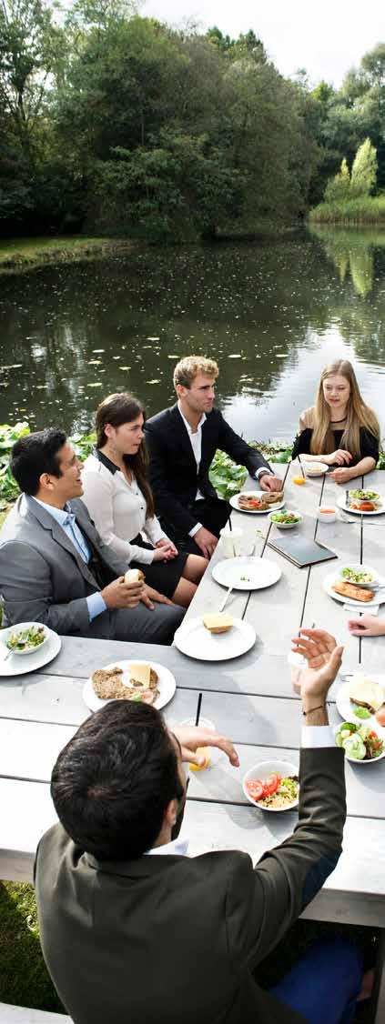 Scholarships Wij zijn altijd op zoek naar de beste studenten en investeren graag in talent. Om die reden hebben de universiteit en alumni van Nyenrode diverse scholarships in het leven geroepen.