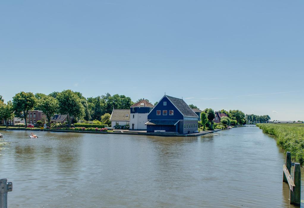 Tuin Op het royale achtererf geniet u van veel groen en privacy.