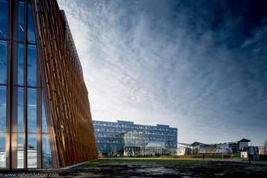 Unieke gebouwschil voor optimale isolatie en daglicht Larikshouten vinnen De Energy Academy Europe heeft een bijzondere schil die bijdraagt aan een