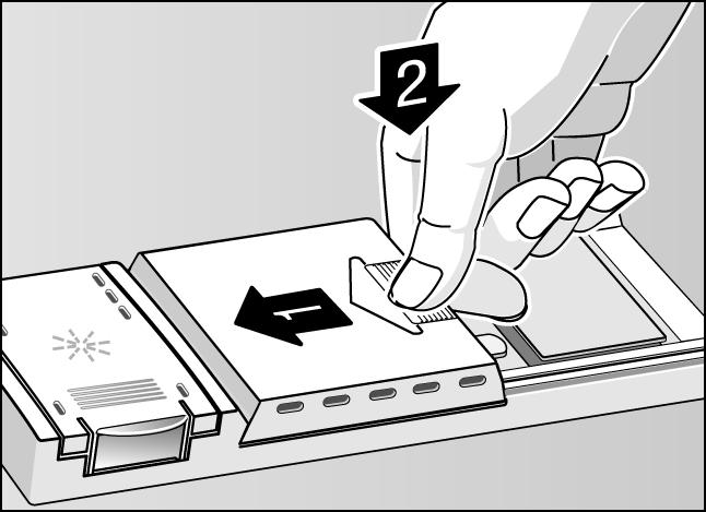 Bij het programma Intensief (niet bij alle modellen) ca. 10 15 ml extra afwasmiddel op de deur van het apparaat gieten. Bij gebruik van tabs een extra tablet op de deur van het apparaat leggen.