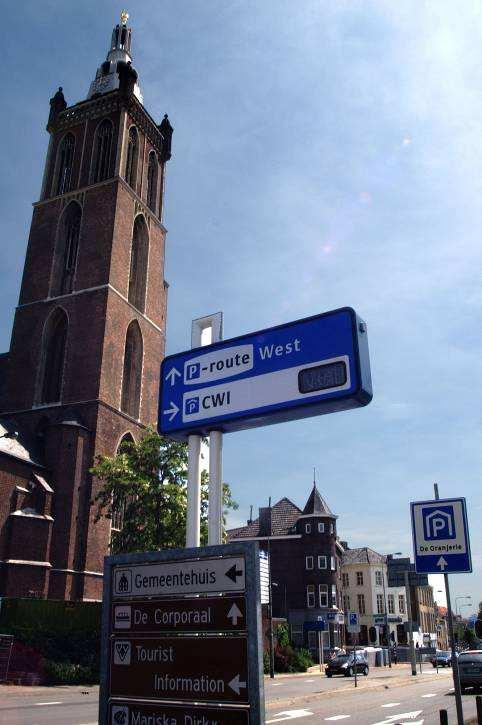 1. Inleiding 1.1 Aanleiding Het huidige parkeerbeleid van de gemeente Roermond dateert van 2006. Sinds die tijd heeft de wereld niet stilgestaan.