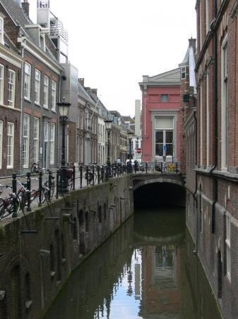 Utrecht Utrecht is de hoofdstad van de gelijknamige provincie en is centraal gelegen in het midden van het land.