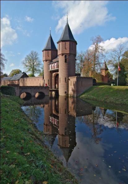 Vleuten Tot 2001 behoorde het dorp Vleuten tot de gemeente Vleuten-De Meern. Tegenwoordig behoort het bij de gemeente Utrecht. Voorheen was Vleuten een echt tuindersdorp.