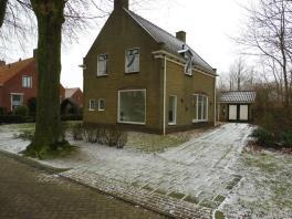 Een vrijstaand woonhuis met vrijstaande garage, ondergelegen grond, erf en tuin, plaatselijk bekend Jan Koolhoflaan 14 te 9663 HA Nieuwe Pekela.