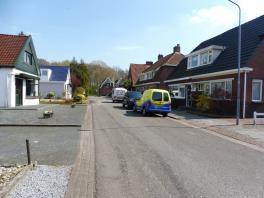 Een twee-onder-een-kapwoning met een vrijstaande houten garage, ondergelegen grond, erf en tuin, plaatselijk bekend St. Vitusholt 2e Laan 16 te 9674 AP Winschoten.