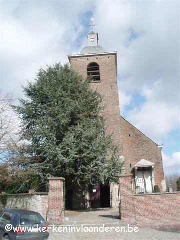 Sint-Denijskerk Lede Parochiekerk uit 1750 verving vroegere kerk 1685 Toren in peervorm Volgens huidige bouwstijl aangepast in de 19de eeuw Obiits en