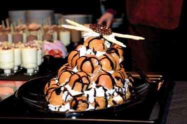 IJS Buffet Wat is er nou feestelijker dan af te sluiten met een heerlijk dessert. I.c.m. met catering kunnen wij een ijsbuffet of een schepijsvitrine voor u verzorgen.