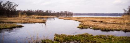 Ten oosten van de sluis worden de buitencontouren van het meer gegraven.