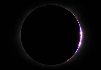 Linksboven: twee foto s van de eclips. De bovenste toont het diamantringeffect, als er nog een klein stukje van de zon is te zien.