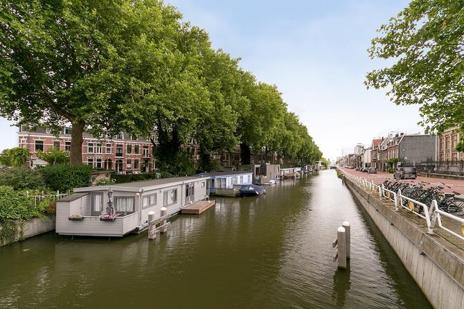 Voor de deur is direct het Merwedekanaal waar het in de zomertijd gezellig druk