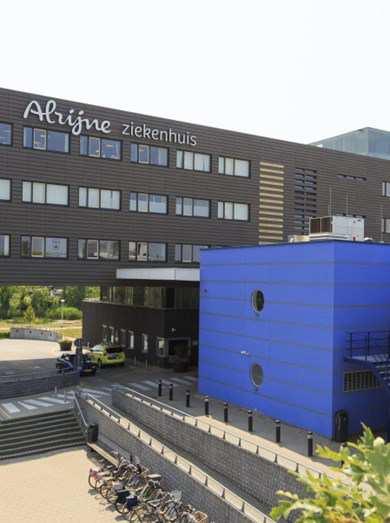 Profiel Alrijne Zorggroep Alrijne Zorggroep levert ziekenhuis- en verpleeghuiszorg en bestaat uit vijf locaties: Alrijne ziekenhuislocaties Leiden, Leiderdorp en Alphen aan den Rijn en