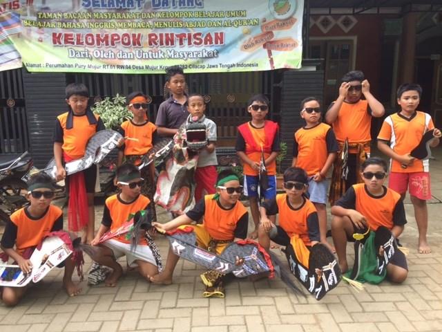 Eerst gaan we deze groep kinderen uit de Kampong in Kroya te Cilacap wegwijs maken in het hele onderwijsprogramma.