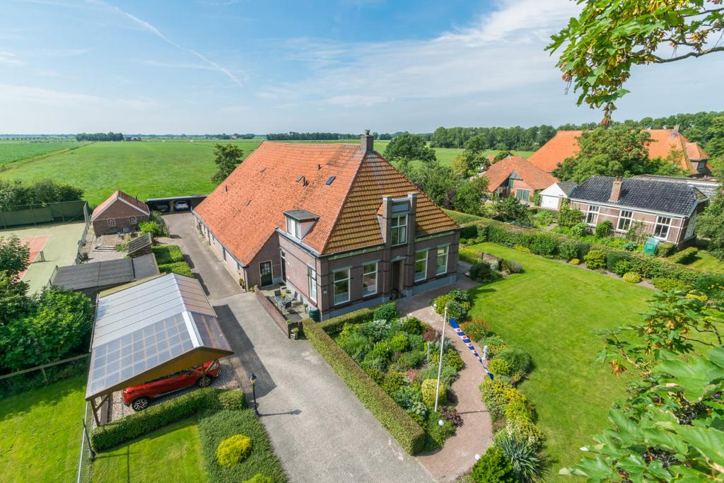 Schuur De centrale hal geeft via een tussenportaal toegang tot een werkruimte (nu nog in gebruik als slaapkamer).