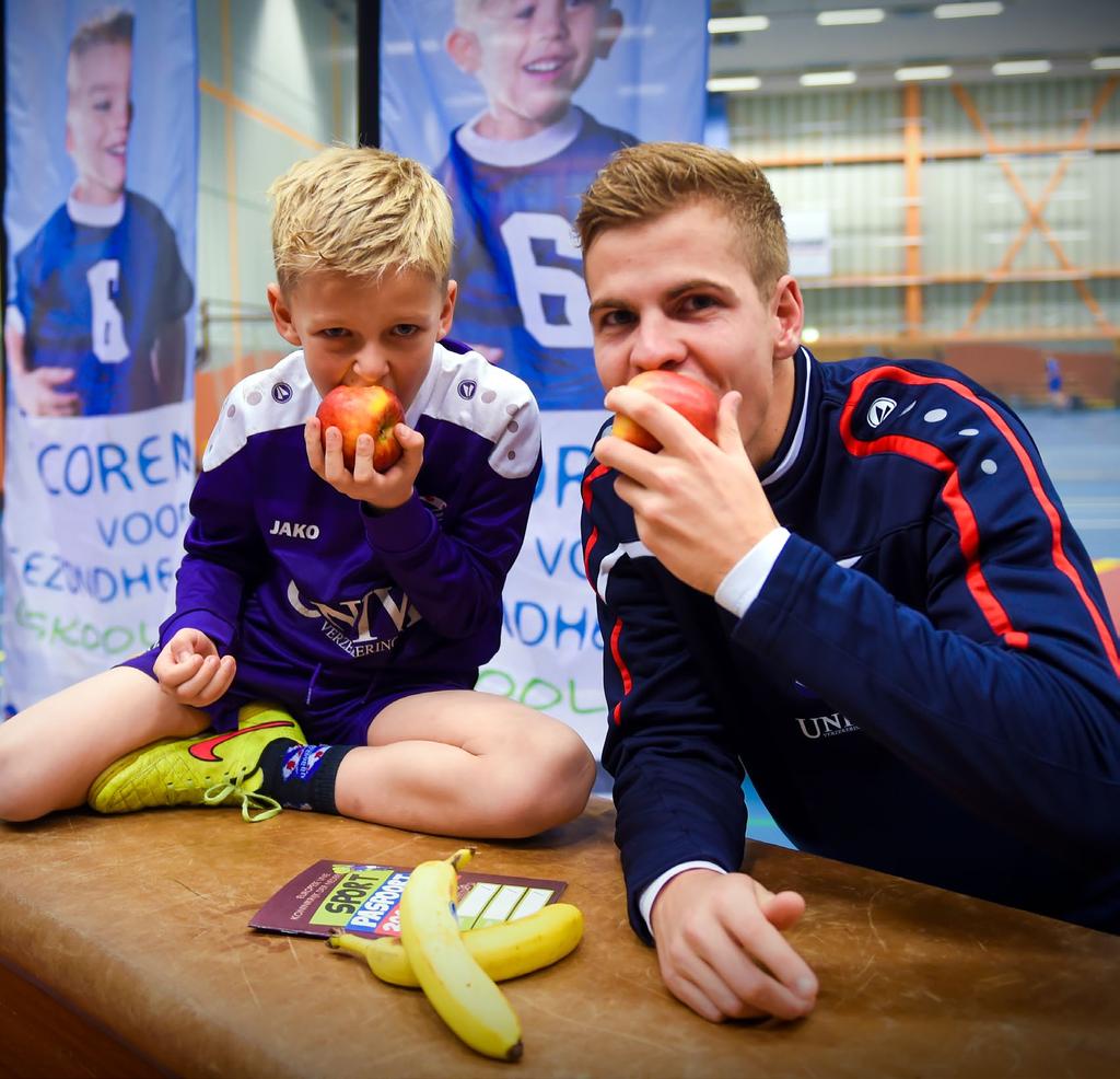 Joost van Aken is een van de profvoetballers bij sc Heerenveen die regelmatig, samen met de mascotte van sc Heerenveen, de sportevenementen van Scoren voor Gezondheid bezoekt.
