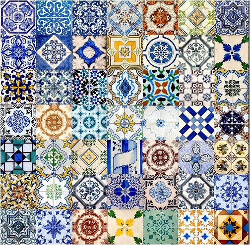 Azuelos Wie door Portugal reist, kan de Portugese tegels onmogelijk over het hoofd zien. Vele voorgevels zijn bedekt met deze typische azulejos (spreek uit: azoelèsjoes).