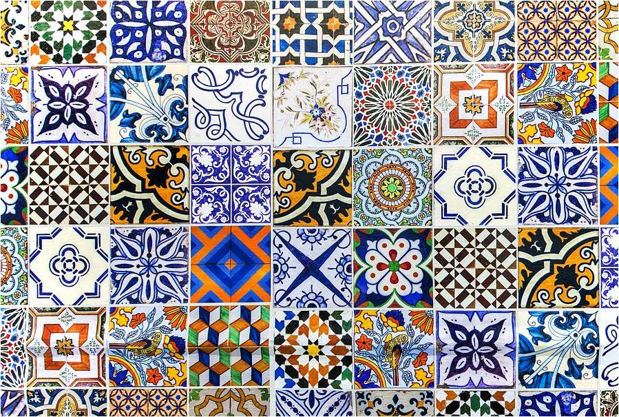 Azulejos zijn gepolijste tegels van ongeveer 13 bij 13 cm met een meerkleurige of blauwwitte opdruk. Tegeltableaus laten een voorstelling zien op meerdere tegels.
