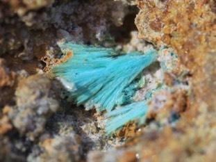 AURICHALCIET Het mineraal aurichalciet is een koper-zink-carbonaat met de chemische formule (Zn, Cu)5(CO3)2(OH)6 dat gewoonlijk gevonden wordt als een secundair mineraal.