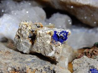 AZURIET Het mineraal azuriet is een koper-carbonaat. Het doorzichtig tot doorschijnende typisch azuurblauwe azuriet heeft een lichtblauwe streepkleur, een glasglans en het kristalstelsel is monoklien.