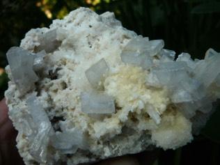 BARIET Het mineraal bariet (ook wel bariumsulfaat, zwaarspaat, blanc fixe of permanentwit genoemd) is een barium-sulfaat.het heeft een hardheid van 3 tot 3,5.